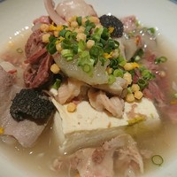 牛刺しと焼肉 仔虎 クリスロード店 - お通し もつの塩煮込み