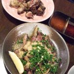 ぢどり屋 - 奥が炭火もも焼。手前がたたき。どちらもハーフ630円