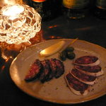 BAR Too - ビールに合うつまみとして、ドライソーセージをいただく