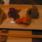 バー オープンドア B2 - 野菜にこだわるマスターだから、ピクルスは渾身の作品だ。中でも生かぼちゃのピクルスに驚き