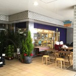 馬場FLAT - お店の前のイートスペース