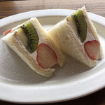 OFFJI - 料理写真:イチゴとキウイのフルーツサンド