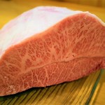 Horumon Yakiniku Ishidai - 「オーダー後一枚ずつ切り分けます」鮮度にこだわりを持っている当店は、お客様にオーダーいただいてから丁寧に切り分けます。