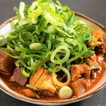 Horumon Yakiniku Ishidai - 「ホルモン煮込み」串かつ石大の時よりもパワーアップ。焼き肉屋に生まれ変わることで肉の仕入れが拡大しより奥深い味わいに。アツアツのうちに召し上がれ！