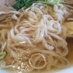 手打ちラーメン 谷家 - 「醬油ラーメン」（690円）麺アップ