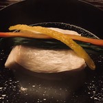 道人 - 白甘鯛のお椀。四年寝かしの真昆布のお出汁。噴火湾でしょう。白甘の分厚い身に驚愕。4〜50cmくらいの大物でした