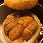 道人 - 根室の赤ウニでした。蒸した餅米が下敷きです。黄柚子の蓋を絞り酸味汁を添加。鼻息が荒くなりました