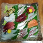 Osashimi Hompo - 左上からニシ貝、つぶ貝、南マグロ、ヤリイカ、中上からヒラマサ腹身、南マグロ、サバ腹身、鯵、右上から南マグロ、真鯛、サーモン、真鯛