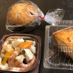 プティ コション - 海鮮のマリネ350円、キッシュ300円、くるみのパン110円