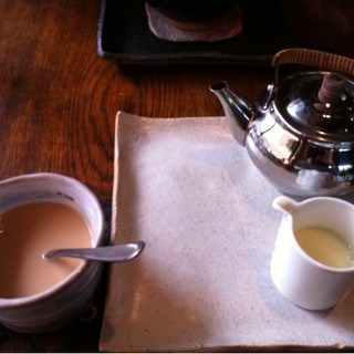 GALLERY.BOOK.CAFE DEN_0