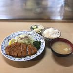 Tonji - 中ロースカツ定食。 
                        税込1140円。
                        美味し。