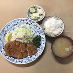 Tonji - 中ロースカツ定食。
                        美味し。