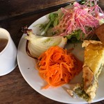 ピッコラ - 人参サラダ、野菜サラダ、フォカッチャ、キッシュのアンティパスト、オニオンスープ付き