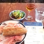 ブリコラージュ ブレッド アンド カンパニー ダイニング・カフェ - ペルシュウのお祭り日、週末限定のバゲットとミニサラダと。限定ワインも楽しみつつ。寒い日だったけど、とても楽しめました。20181209