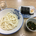 吉本食品 - 冷やしうどん＝つけうどん
      ざるうどんのザルなしバージョンですね