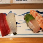 寿司の次郎長 - 鮪、イカ、海老、はまち。