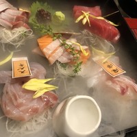 海鮮原始焼 ろば炭魚 赤羽本店 - ドライアイスの煙が立ち昇る刺し盛り♬〜