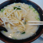 山西刀削麺 - 中の麺は・・・こんな感じです♪