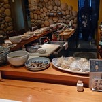 おばんざい だるま - カウンターに並ぶおばんざいの皿