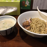 麺匠 ようすけ - 予想以上に白い鶏白湯スープ。