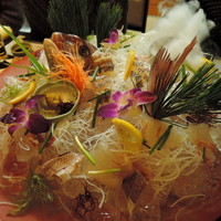 魚庵 千畳敷 - 大きな皿に鯛の活き造り 　氷とツマでこんもり山のように盛り付けられ、やたらゴージャス！(*>∀<)