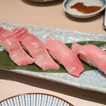 梅丘壽司の美登利 - 大トロ2巻と中トロ2巻　大トロでも700円しないくらい