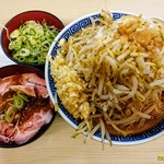 碧の豚二郎 - 今回の食券購入はクーポン￥7️⃣0️⃣0️⃣・まかない丼➡️(レアチャーシュー丼)￥2️⃣5️⃣0️⃣・トッピングネギ￥5️⃣0️⃣❗
      今回のオーダーは⁉️哲二郎ラーメン中盛・他を上から撮影‼️