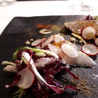 イル プロフーモ - 伊豆の鰆と石鯛を使った春野菜のサラダ仕立て。鰆は皮目を焼いてある。カラスミがアクセント。豆乳マヨネーズ。