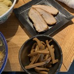 つけそば 神田 勝本 - メンマ¥100，チャーシュー¥300