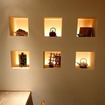 和三條 かた岡 - 飾り棚には、陶器や茶器が飾られています！