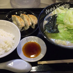 Raamen Kagetsu Arashi - げんこつ塩＋キャベツトッピング+餃子セット  960円