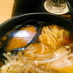 中村麺三郎商店 - スマホをらぁ麺＝中村氏の作品に水没させた後の写真なので、変に光っていますが、濃厚な味噌ダレ清湯スープと平打ちの自家製中太卵麺です。