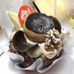お菓子のお店 モリエール - 本日のスペシャル420円⭐️中はロールケーキ^ ^シュークリームまで付いて豪華♬