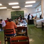 中国料理3年B組 - 賑やかな店内です。入り口付近には席を待っているお客さんがいます。