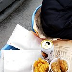 秩父宮ラグビー場 売店 - 右手奥に座ってるのがkamuraさん。