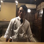 御料理 光安 - 若々しい光安さん。職人的な学者風料理人。