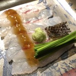 御料理 光安 - ポン酢のジュレもいい味わい。小葱と山葵を真鯛に直接のせている。