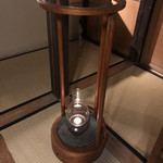 御料理 光安 - 個室の中に置かれたアンティーク照明。