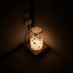 御料理 光安 - 廊下に置かれた灯。花柄が綺麗。