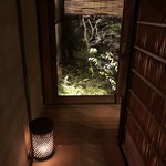 御料理 光安 - 奥の個室横の通路。さり気ない灯にも拘りが。