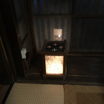 御料理 光安 - 個室の出窓に置かれたアンティークな灯。