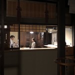 御料理 光安 - 個室からみた厨房。ここからご主人とお話しさせて頂きます。