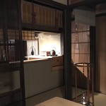 御料理 光安 - 個室の奥から見た厨房。