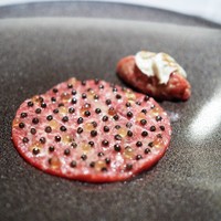 ASAHINA Gastronome - ナガスクジラ尾の身　厚岸の真牡蠣と合わせカルパッチョに　エピスを利かせたそのタルタルを添えて