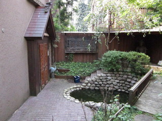 千年茶館 - 入口前の外庭です