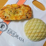 Ginza Kimuraya Souhonten - ★ライ麦パン(オニオンチーズ)   220円
                        生地と具材のバランスがよい◎
                        ★銀座クリームメロン  200円
                        表面サクサク。中の生地も黄色い。
                        中央に果肉入のメロンクリーム。生地もクリームも美味しい◎