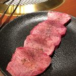 焼肉ホルモン 山水縁 - 生タン塩厚切り