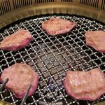 焼肉ホルモン 山水縁 - 厚切り生タン塩