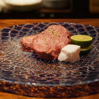 THE 雪月花 - 『熟成タン』¥1,500円
                30日間ドライエイジングされたタンです。とても柔らかいです。塩味は少し薄めなので岩塩やレモンで食べるのがオススメです。