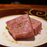 THE 雪月花 - 『カイノミ』¥1,850円
                とても柔らかいカイノミです。厚切りがオススメということで厚切りでいただきました。
                そのままでも味がしっかりしていますが岩塩でも合います。